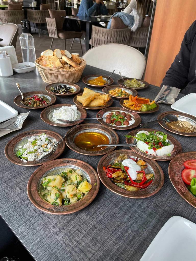Vanlife in der türkei mit kulinarischen türkische spezialitäten