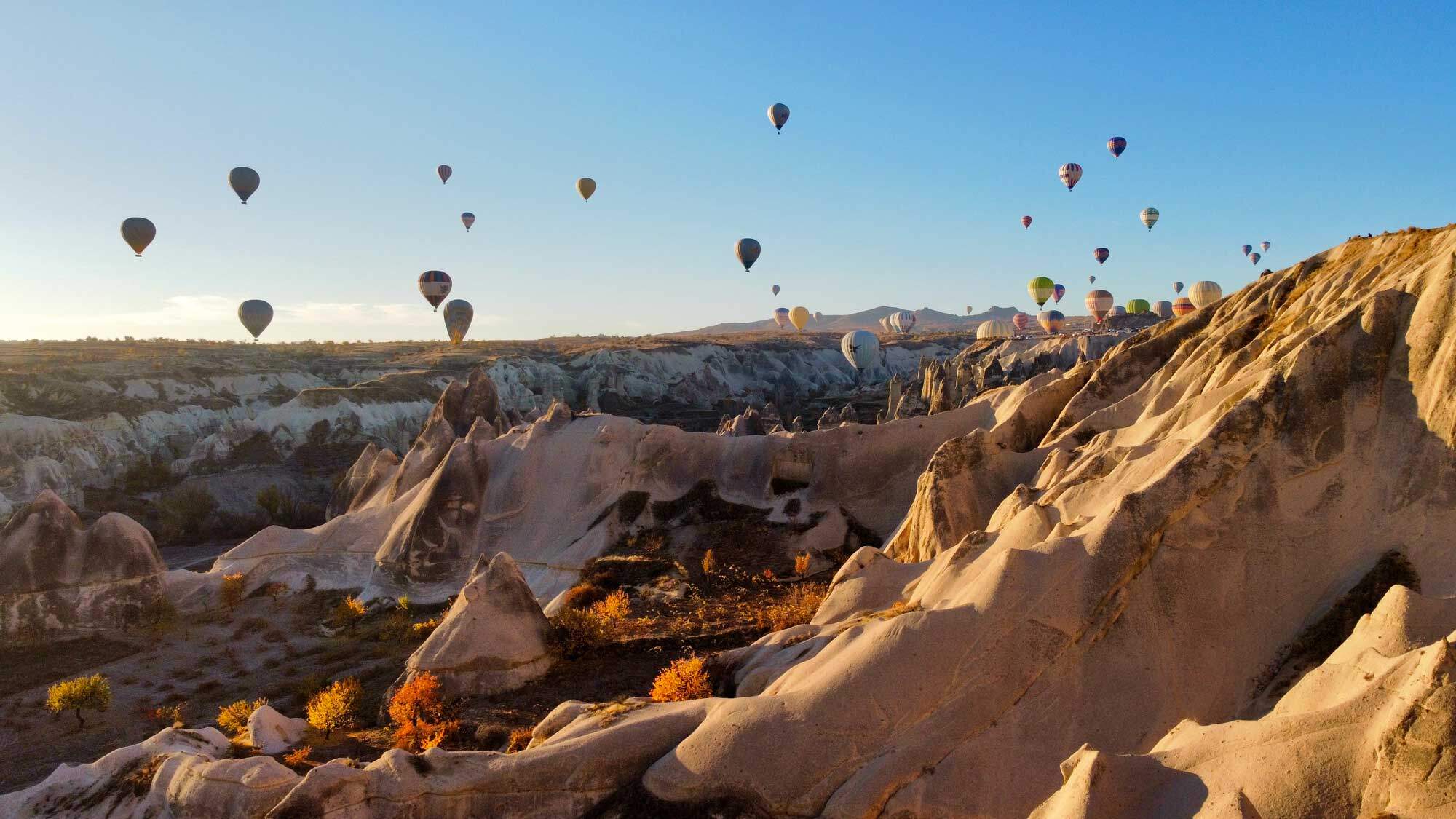 Heißluftballons in Kappadokien, Türkei. Vanlife im Nahen Osten