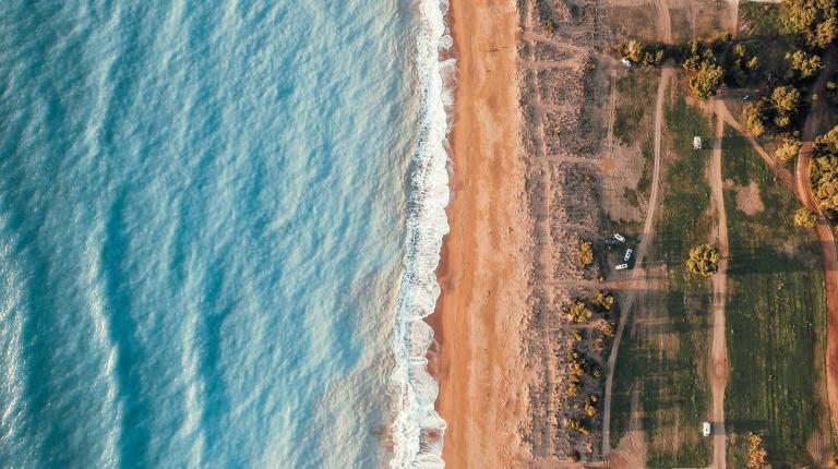 Epk griechenland drohne topshot strand mit vans | ein paar kreative