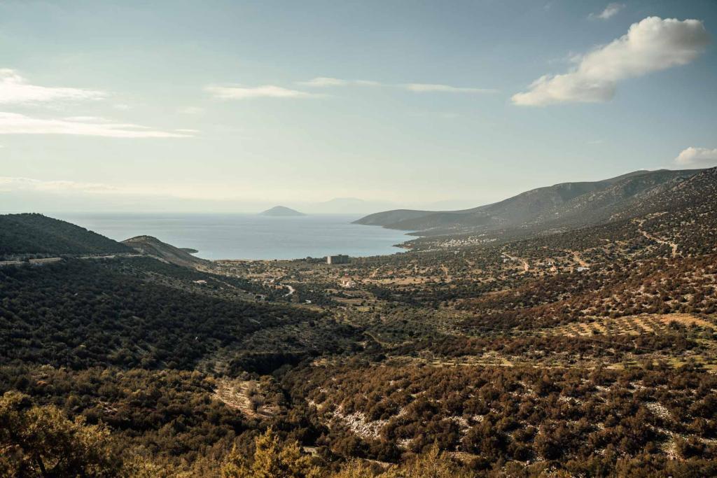Ausblick über die griechische landschaft auf peloponnes