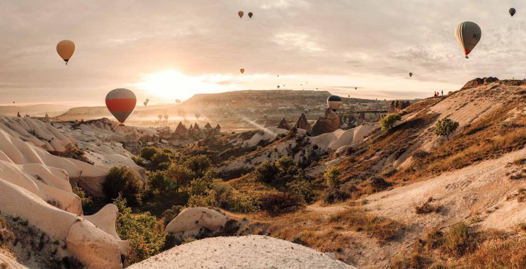 Fertiges panorama der wunderschönen, mit heißluftballons überzogenen landschaft in kappadokien, türkei