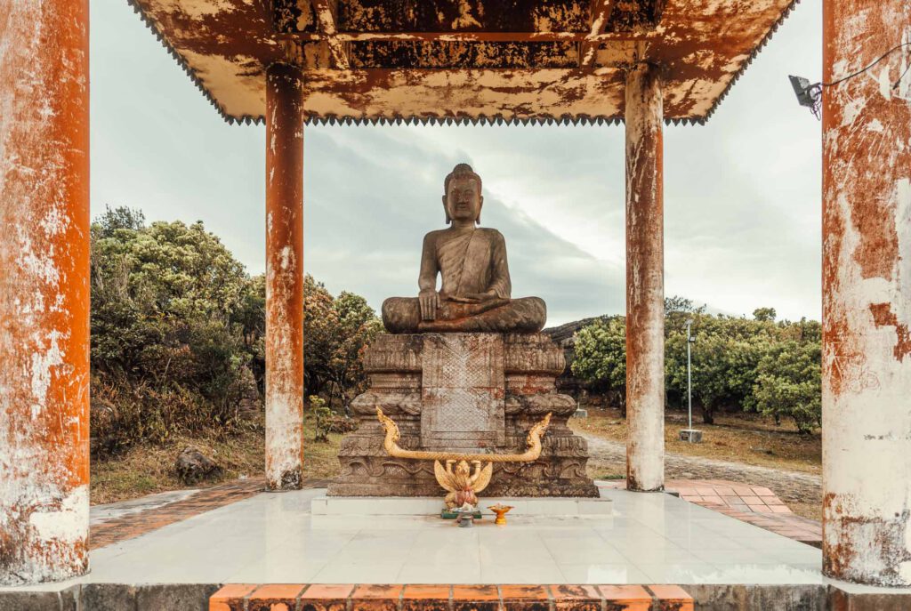 Buddhastatue im bokor hill nationalpark in kampot