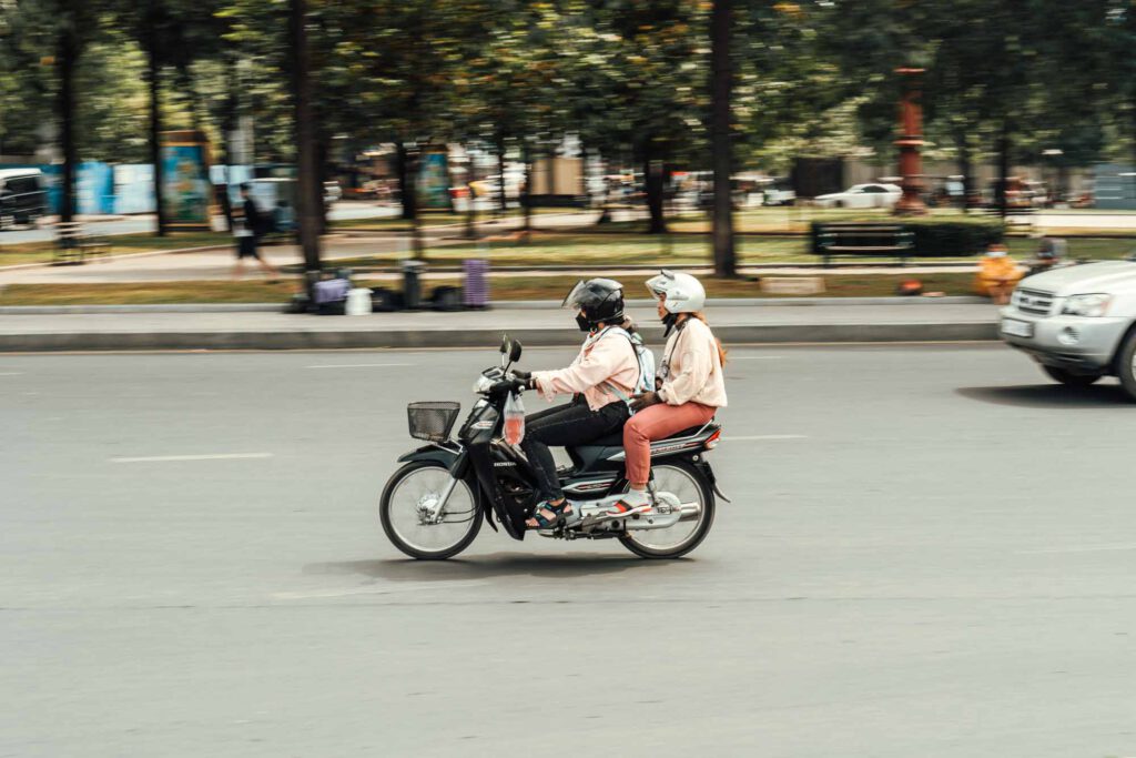 Motorrad fahren in phnom penh, kambodscha