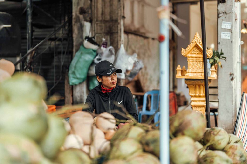 Marktstand mit frischen kokosnüssen in phnom penh