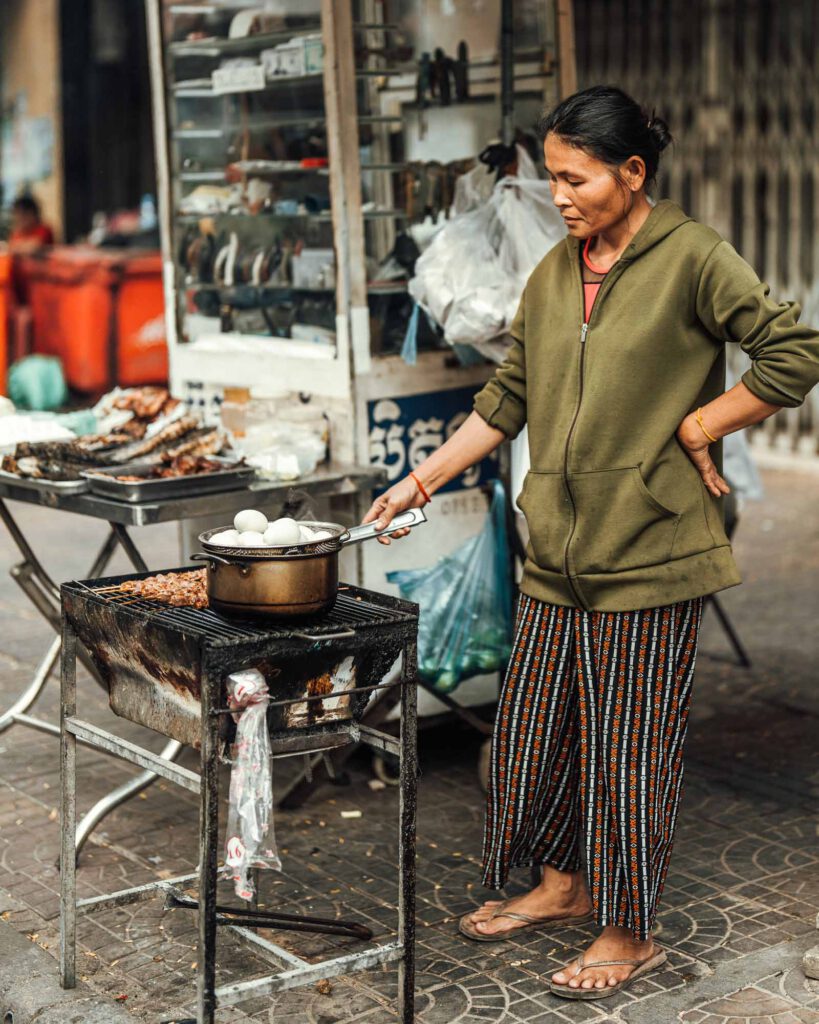 Gekochte eier streetfood in kambodscha