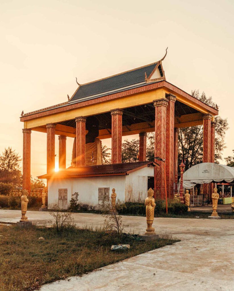 Sonnenaufgang hinter buddhistischem monument in kho kong