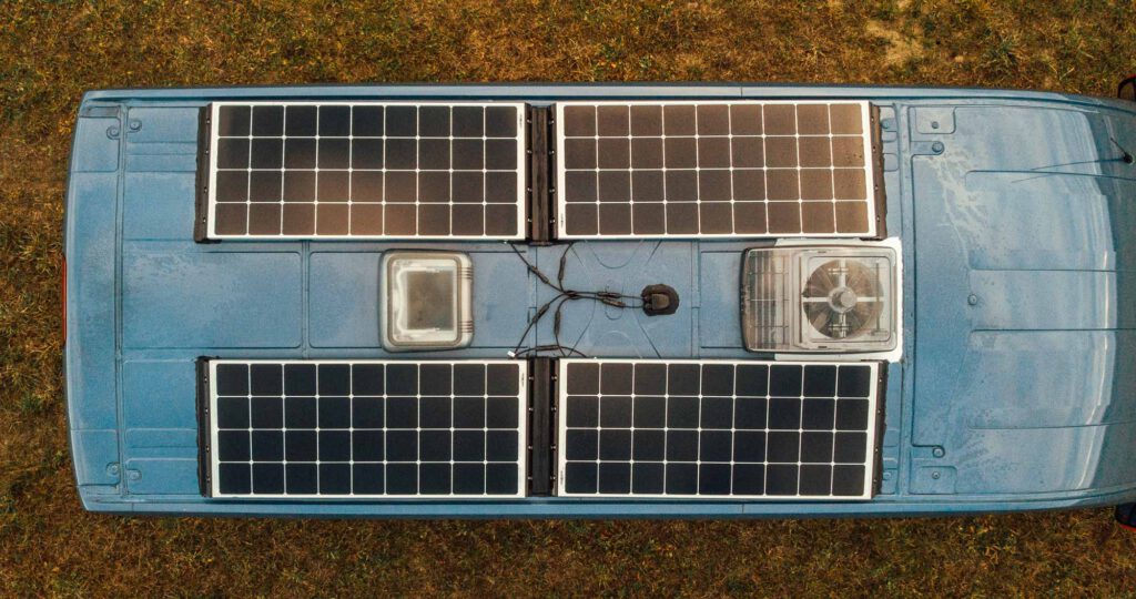 Eine verbaute solaranlage mit vier solarmodulen und einer dachdurchführung auf einem wohnmobildach