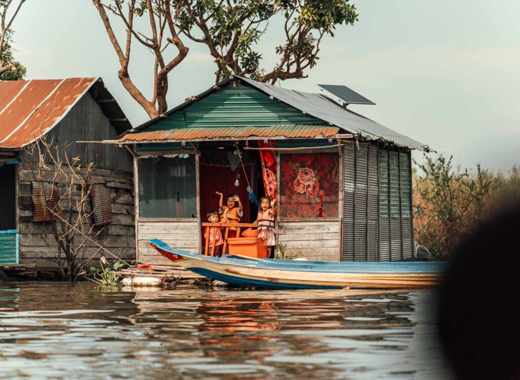 Schwimmende dörfer in kambodscha